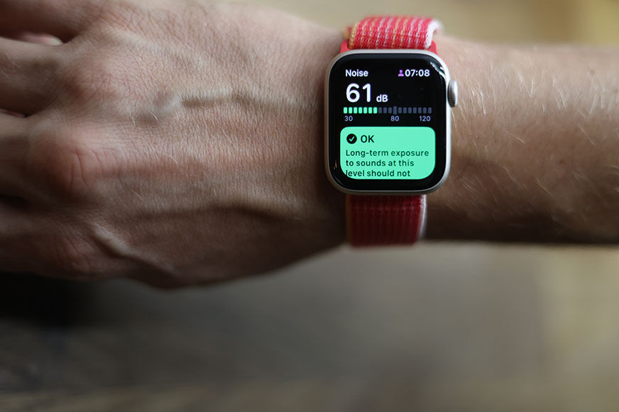Man sieht die Analyse der Umgebungsgeräusche auf der Apple Watch SE.